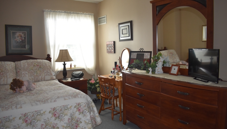 Colony Plaza Apartments bedroom