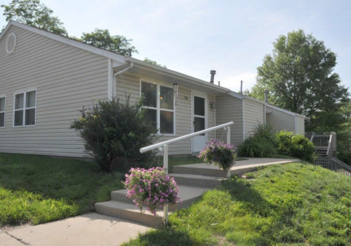 Crestview Village Apartments (MO) exterior